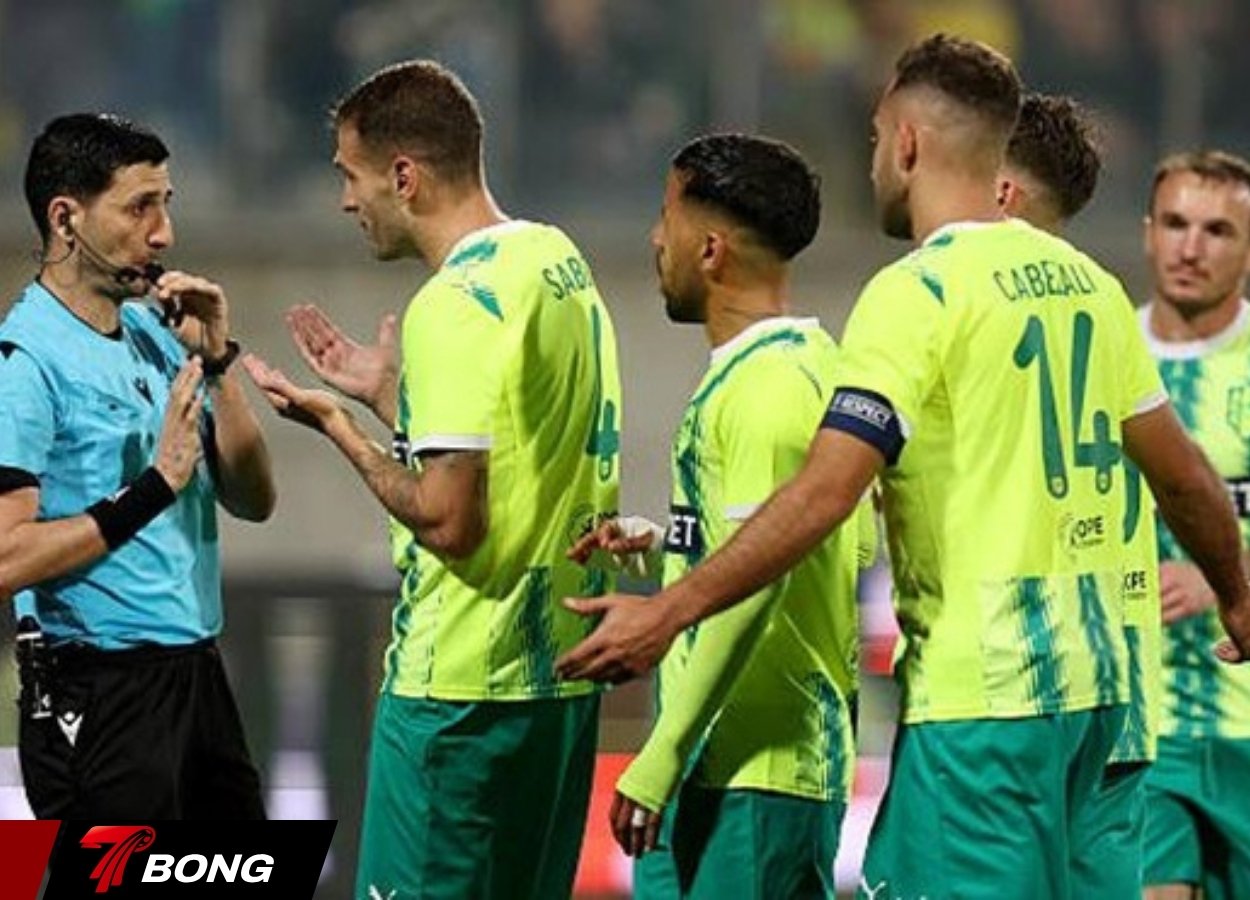 Enric Saborit nhận thẻ đỏ rời sân.